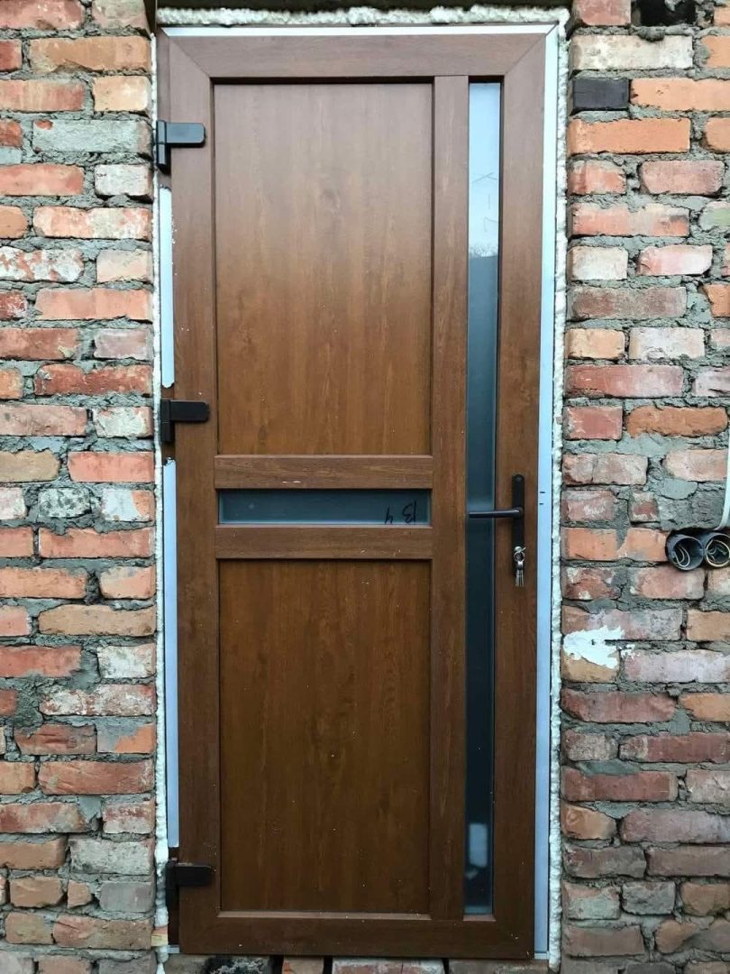 Металопластикові вхідні двері S17 одностулкові в екстер'єрі після монтажу