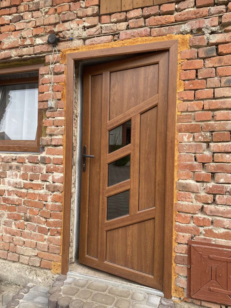 Металопластикові вхідні двері S23 одностулкові в екстер'єрі 2