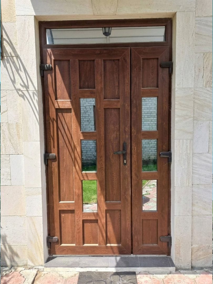 Металопластикові вхідні двері S3 двостулкові в екстер'єрі після монтажу