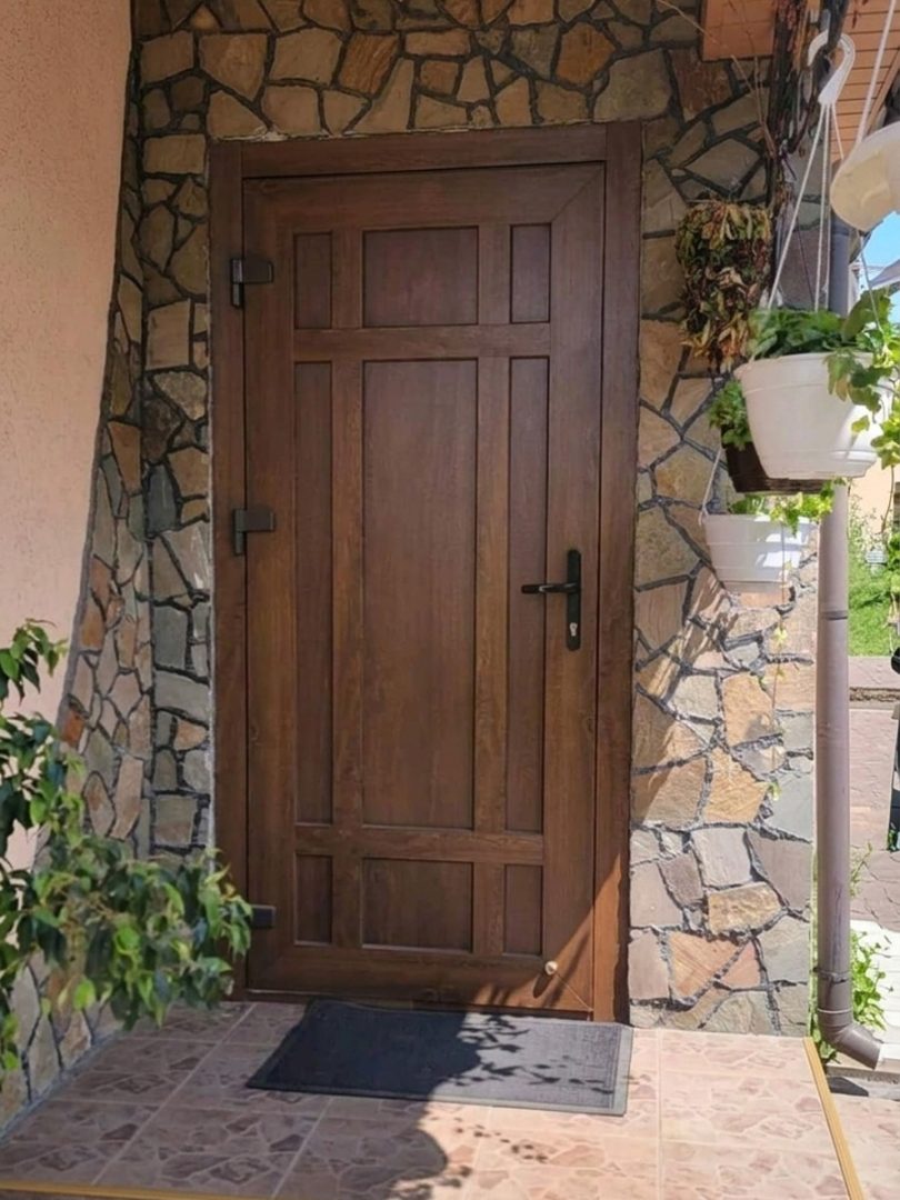 Металопластикові вхідні двері S10 одностулкові в екстер'єрі після монтажу
